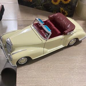 Vintage Maisto Mercedes-Benz 300S(1955) 1/18 Scale Cream Convertible Model Car